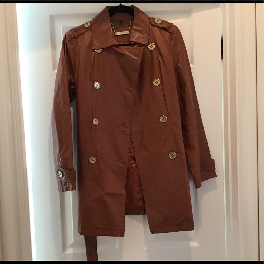 Trench-leather with gorgeous details,